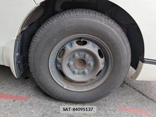 Nissan NV350 Caravan 2015-09 8337263-12