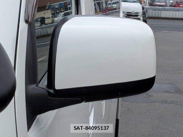 Nissan NV350 Caravan 2015-09 8337263-24