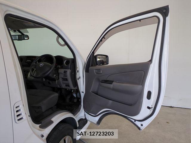 Nissan NV350 Caravan 2021-02 8355278-28