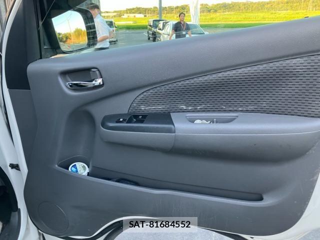 Nissan NV350 Caravan 2012-11 8355281-15