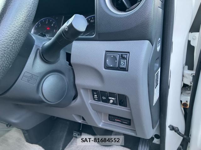 Nissan NV350 Caravan 2012-11 8355281-16