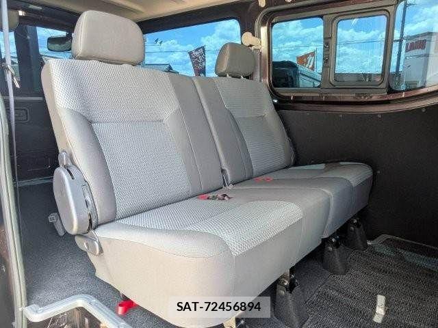 Nissan NV350 Caravan 2018-04 8367927-9