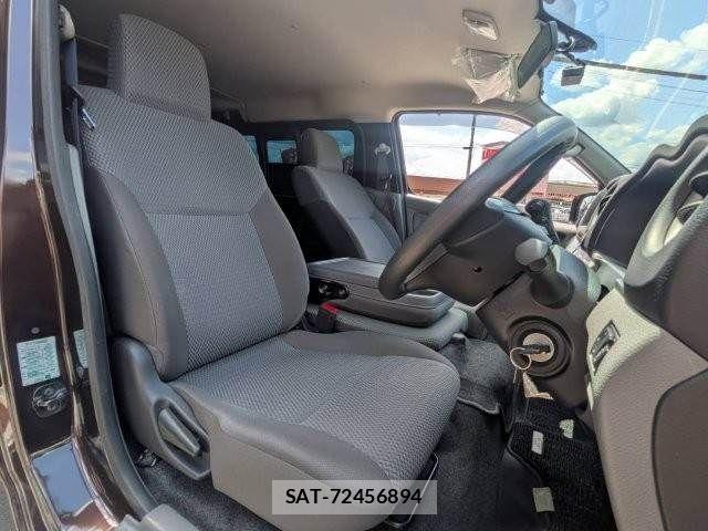 Nissan NV350 Caravan 2018-04 8367927-8