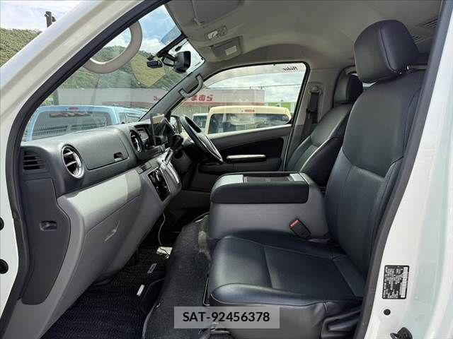 Nissan NV350 Caravan 2018-04 8367930-17