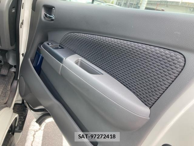 Nissan NV350 Caravan 2013-08 8367929-16