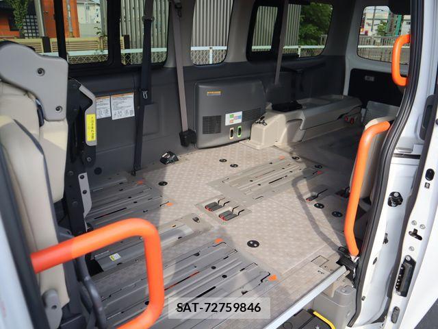 Nissan NV350 Caravan 2021-04 8526411-14
