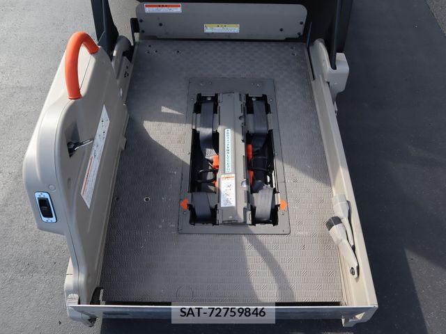 Nissan NV350 Caravan 2021-04 8526411-2