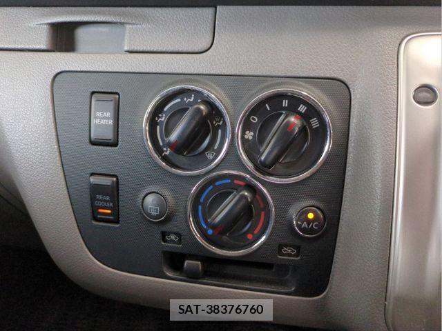Nissan NV350 Caravan 2015-10 8563072-11