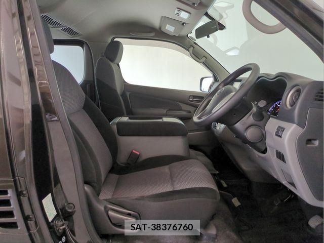 Nissan NV350 Caravan 2015-10 8563072-26