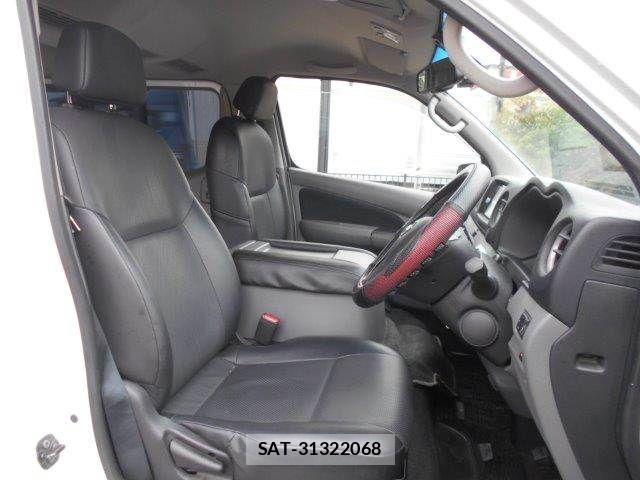 Nissan NV350 Caravan 2017-08 8660838-9