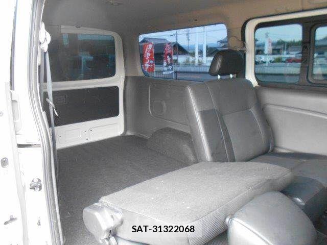 Nissan NV350 Caravan 2017-08 8660838-11