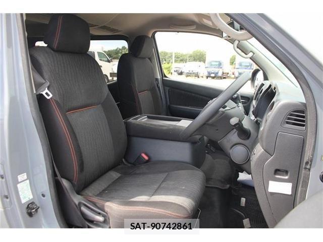 Nissan NV350 Caravan 2021-05 8660834-18
