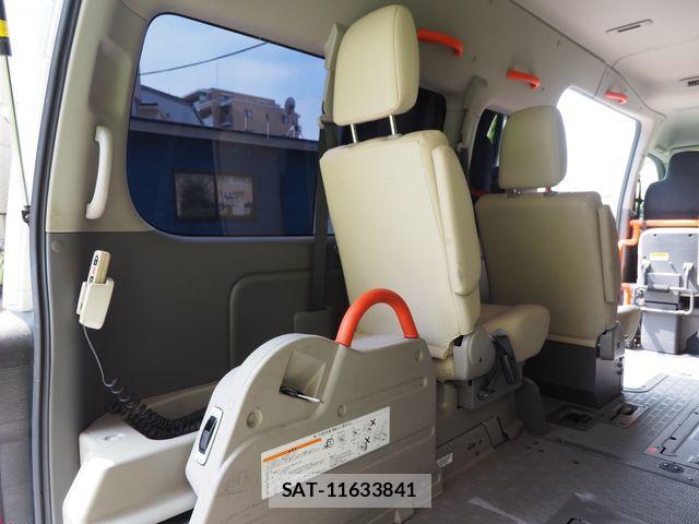 Nissan NV350 Caravan 2017-09 8660839-11