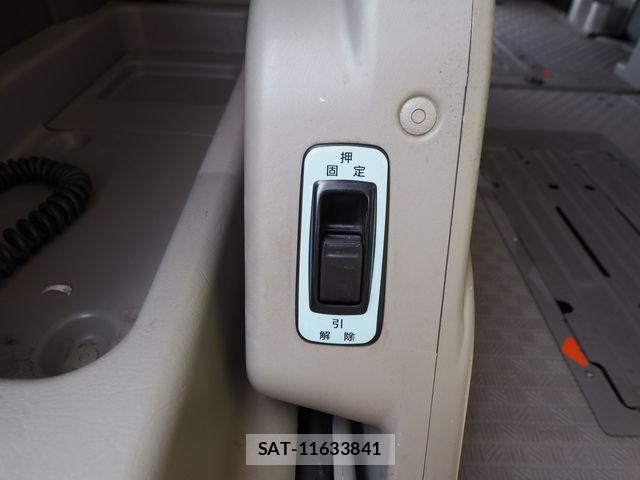 Nissan NV350 Caravan 2017-09 8660839-15