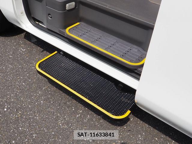 Nissan NV350 Caravan 2017-09 8660839-17