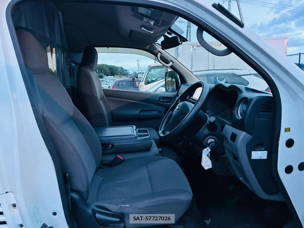 Nissan NV350 Caravan 2019-07 8656629-10