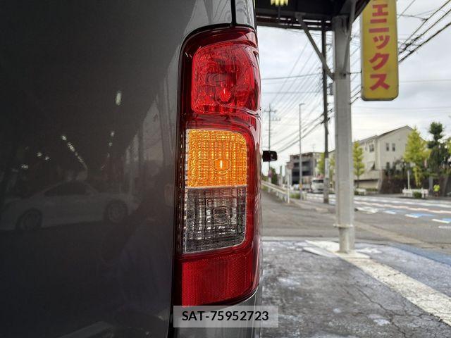 Nissan NV350 Caravan 2018-02 8686225-18