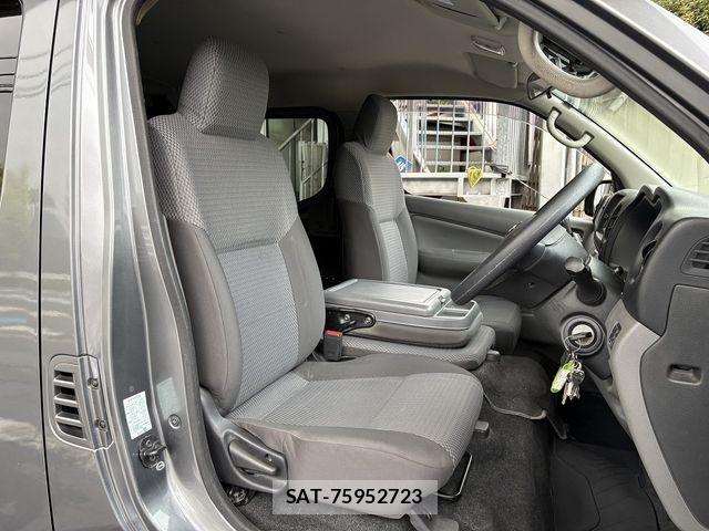 Nissan NV350 Caravan 2018-02 8686225-26