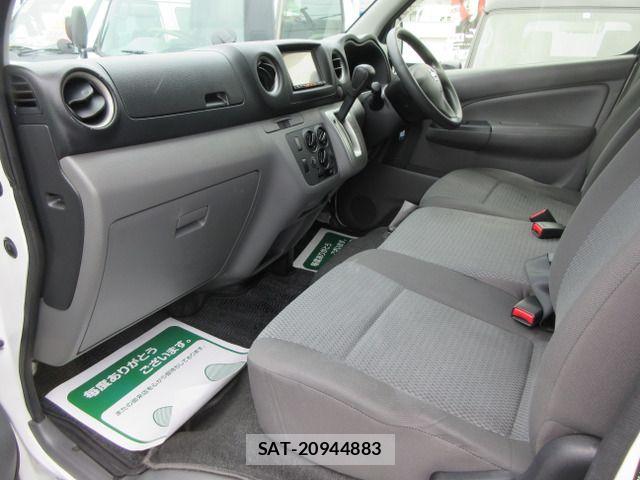 Nissan NV350 Caravan 2015-11 8781496-14