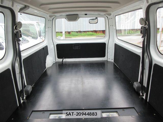 Nissan NV350 Caravan 2015-11 8781496-17