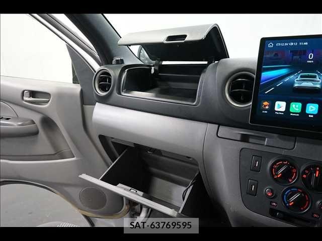 Nissan NV350 Caravan 2016-08 8781497-12