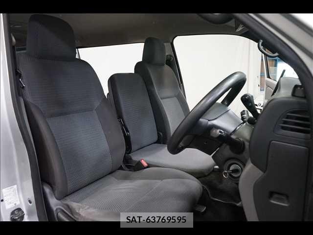 Nissan NV350 Caravan 2016-08 8781497-16