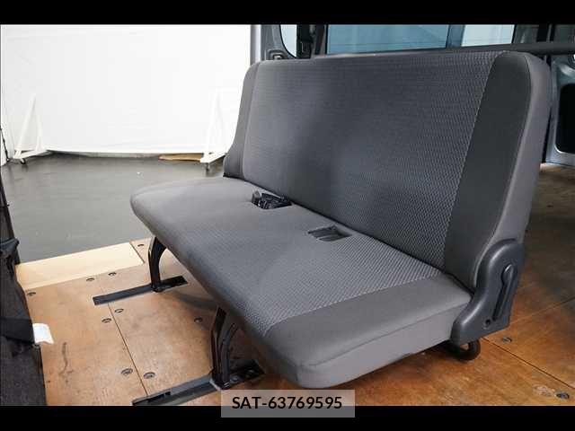 Nissan NV350 Caravan 2016-08 8781497-17