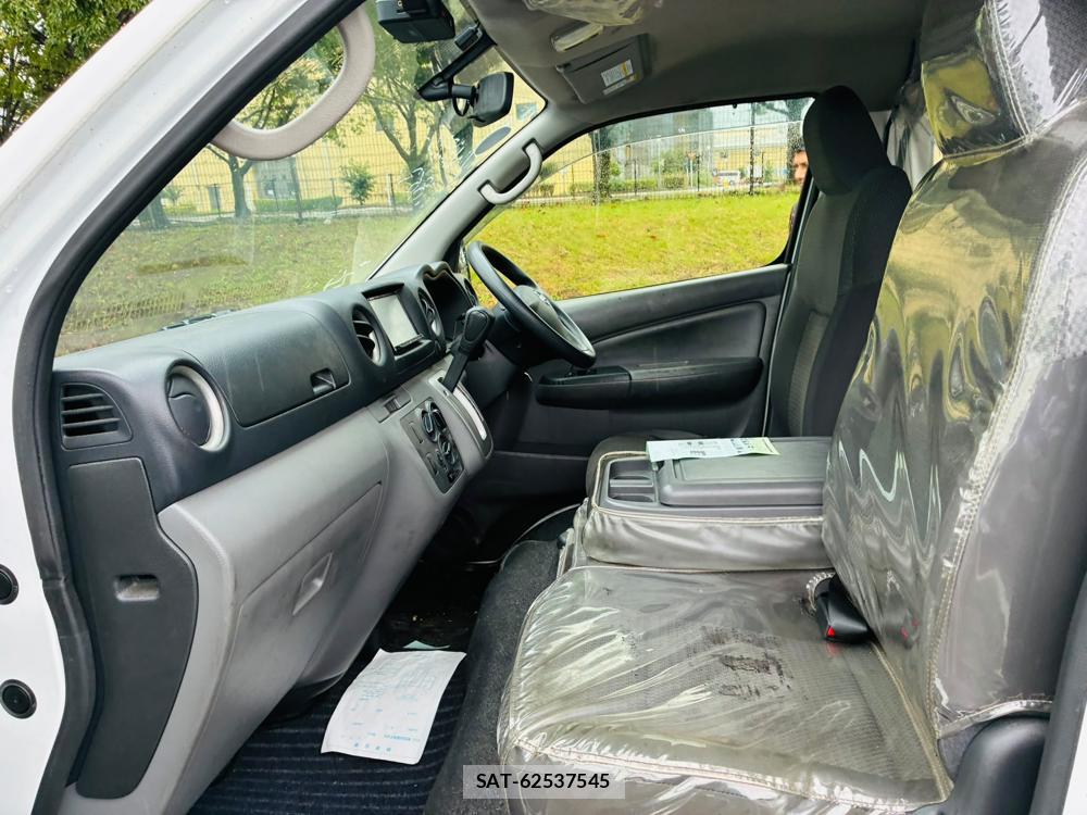 Nissan NV350 Caravan 2020-06 7534194-10