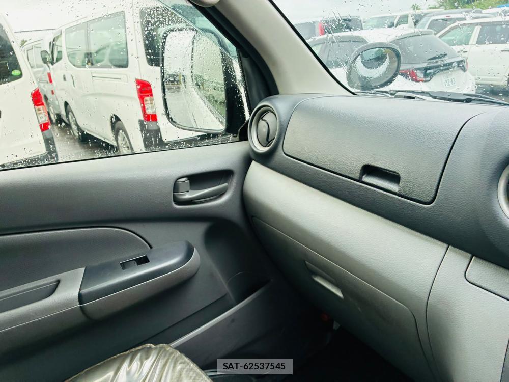 Nissan NV350 Caravan 2020-06 7534194-21
