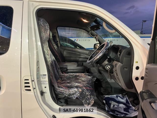 Nissan NV350 Caravan 2018-09 8871761-19