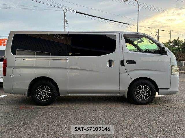 Nissan NV350 Caravan 2016-06 8881377-15