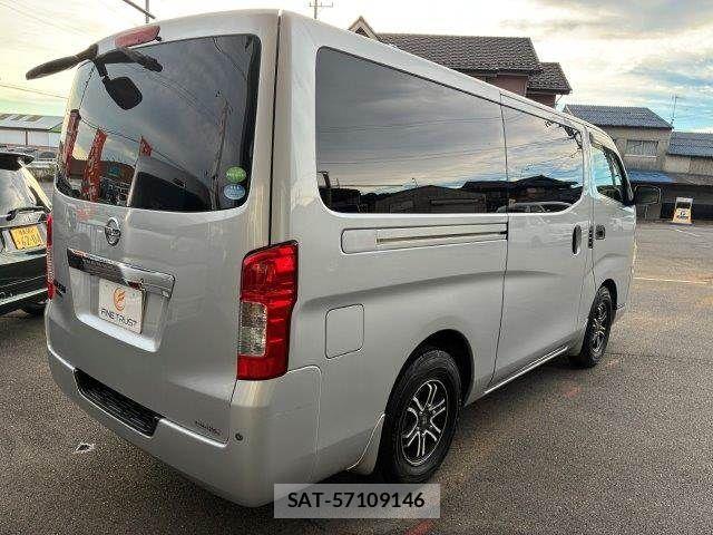 Nissan NV350 Caravan 2016-06 8881377-16