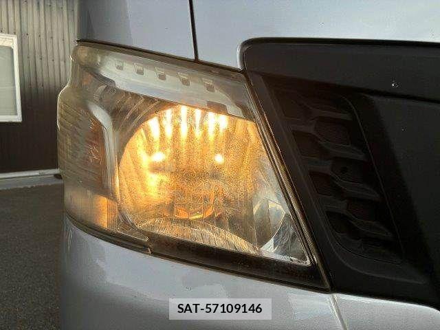 Nissan NV350 Caravan 2016-06 8881377-29