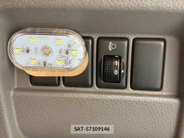Nissan NV350 Caravan 2016-06 8881377-4