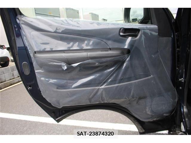 Nissan NV350 Caravan 2022-05 8881371-18