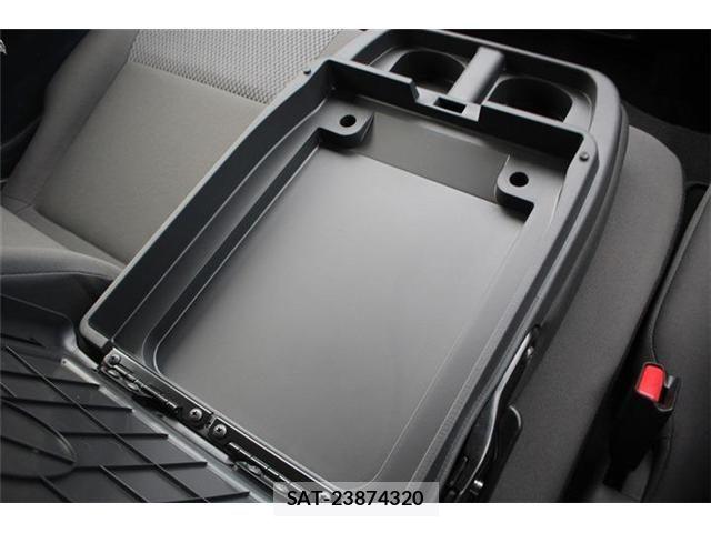 Nissan NV350 Caravan 2022-05 8881371-25