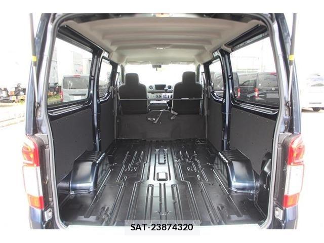 Nissan NV350 Caravan 2022-05 8881371-28