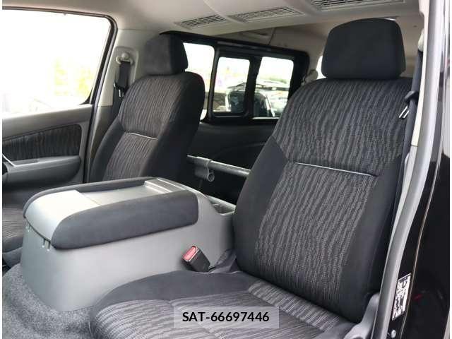 Nissan NV350 Caravan 2021-04 8881368-6