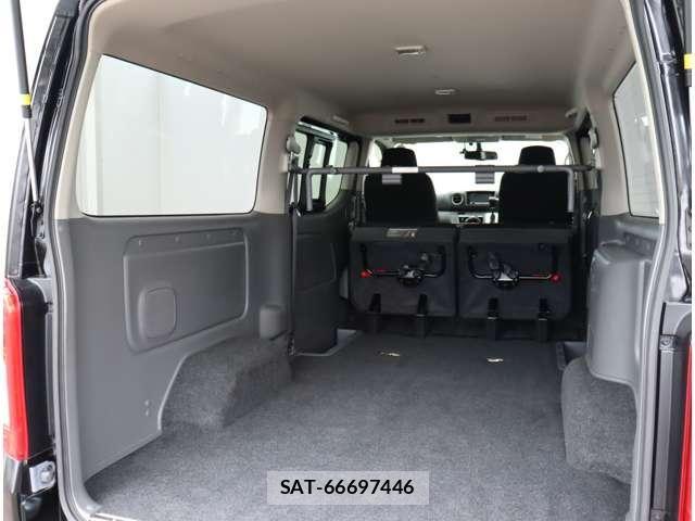 Nissan NV350 Caravan 2021-04 8881368-10