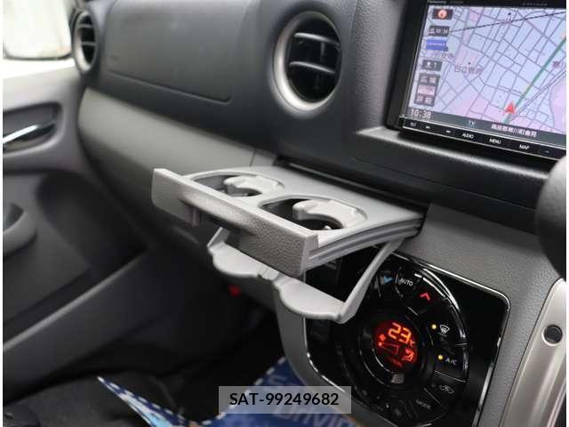 Nissan NV350 Caravan 2017-08 8881370-11