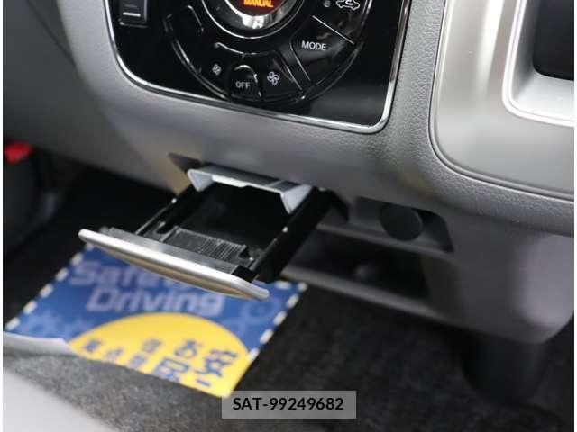 Nissan NV350 Caravan 2017-08 8881370-13