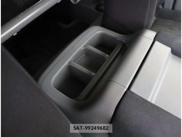 Nissan NV350 Caravan 2017-08 8881370-15