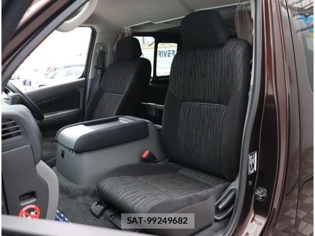 Nissan NV350 Caravan 2017-08 8881370-25