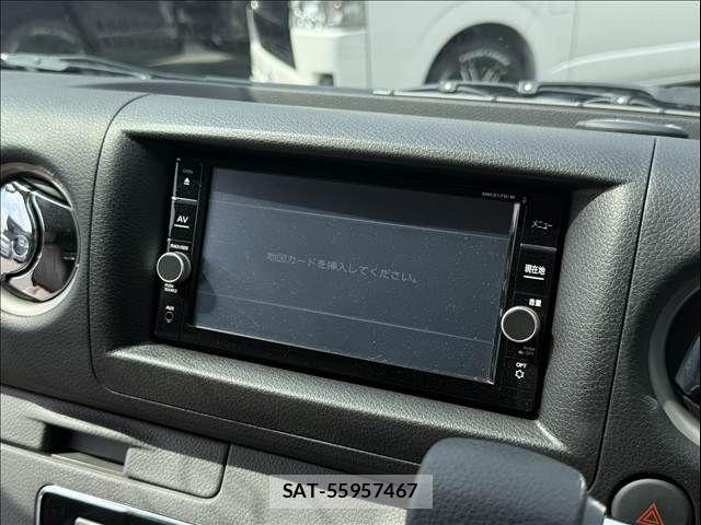 Nissan NV350 Caravan 2017-08 8881369-6