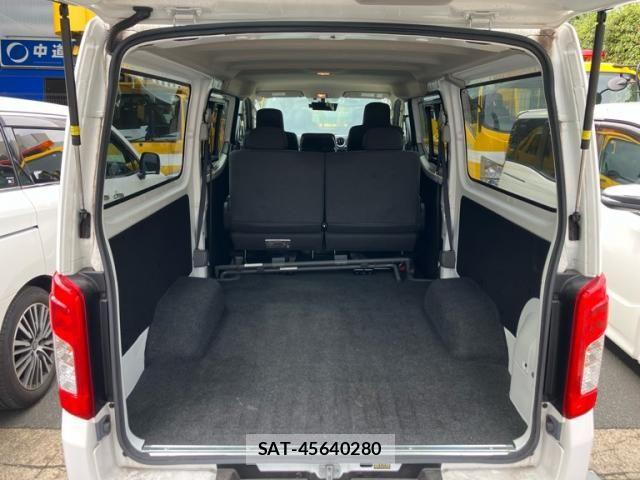 Nissan NV350 Caravan 2021-11 8881374-9