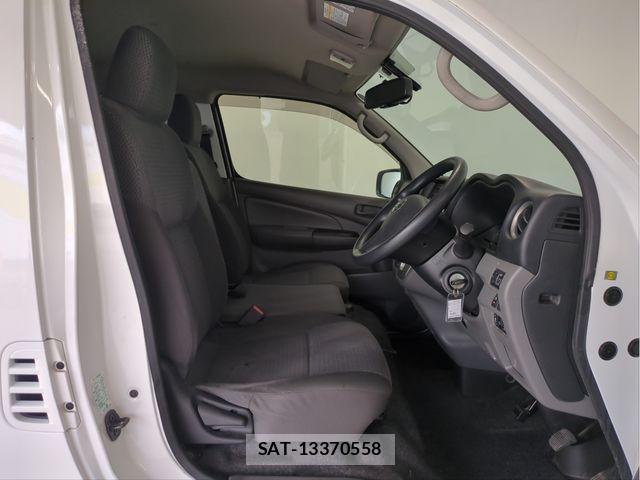 Nissan NV350 Caravan 2021-02 8881375-26