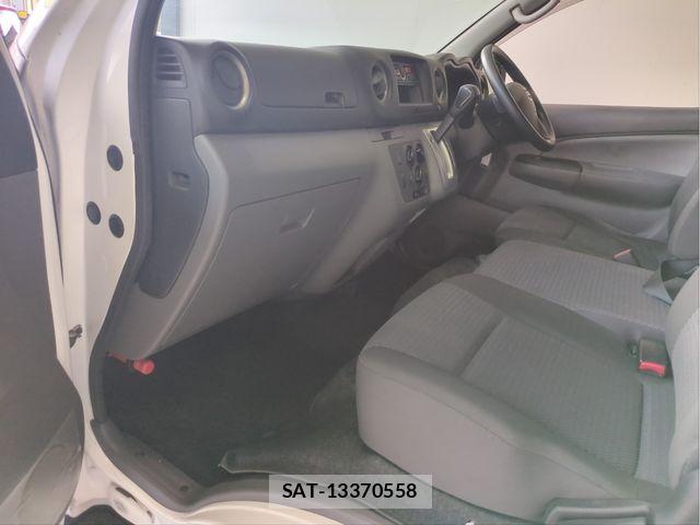 Nissan NV350 Caravan 2021-02 8881375-2