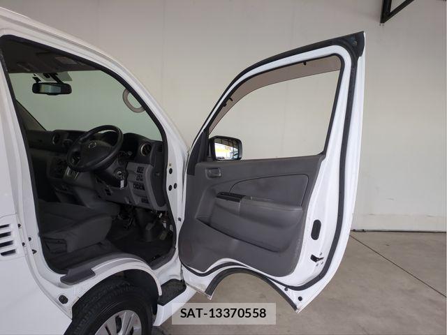 Nissan NV350 Caravan 2021-02 8881375-29