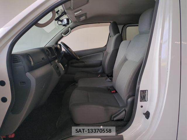 Nissan NV350 Caravan 2021-02 8881375-3