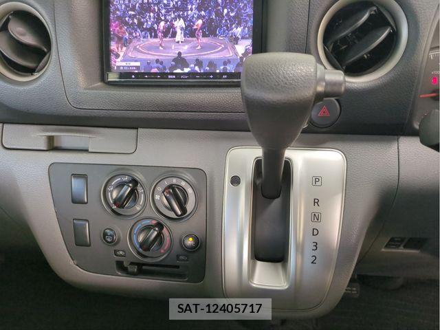 Nissan NV350 Caravan 2014-07 8881376-10